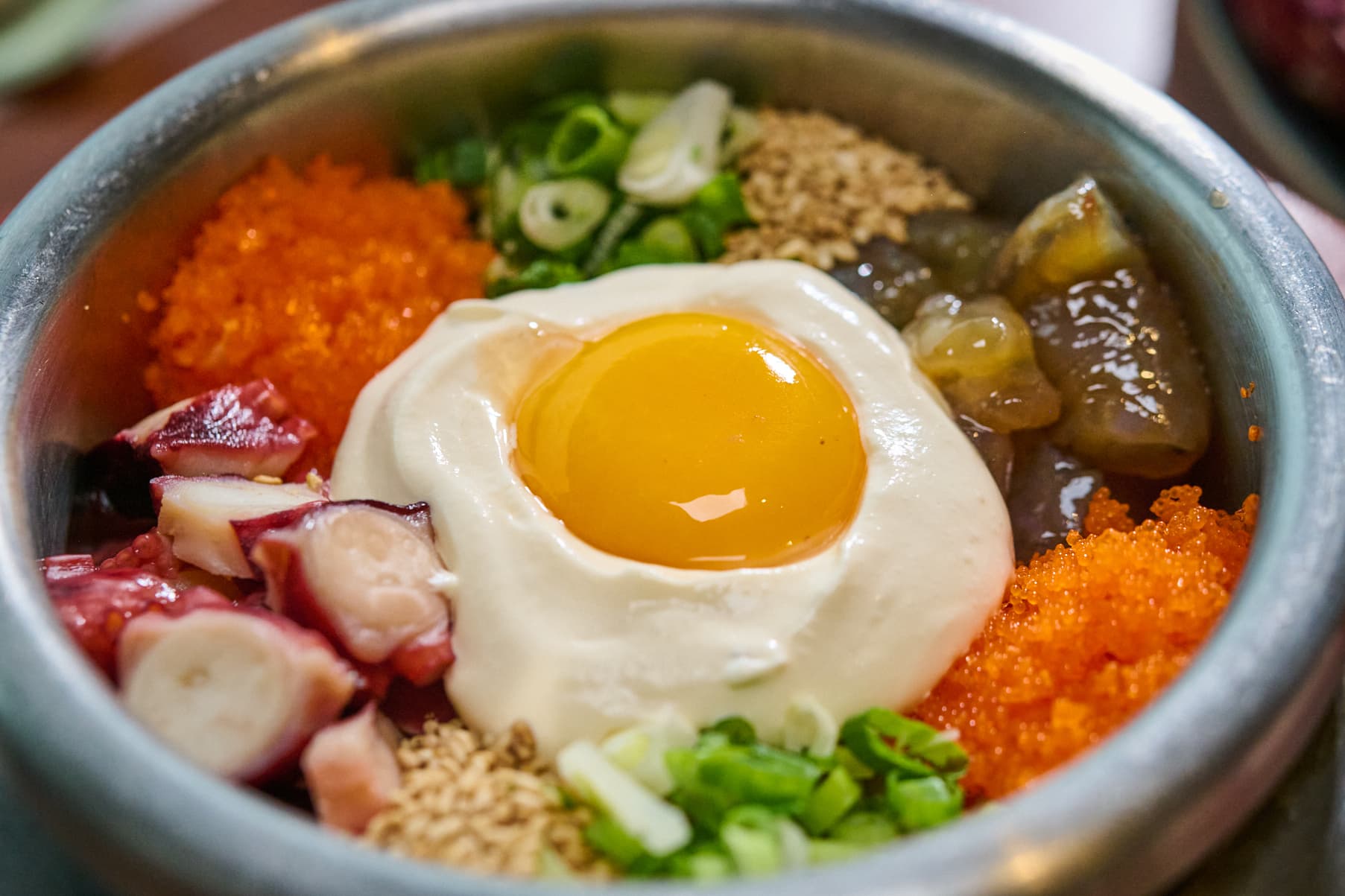 문어와 새우장, 날치알을 두르고 가운데 크림 위에 노른자를 올린 솥밥